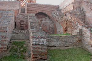Ruinen der Benediktinerstiftung (gestiftet in 1061). Spuren von romanisch-gotischen Wallanlagen und Steinmetz-Kunstwerke